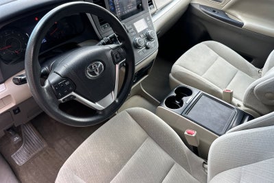 2015 Toyota Sienna LE 8 Passenger