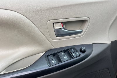 2015 Toyota Sienna LE 8 Passenger