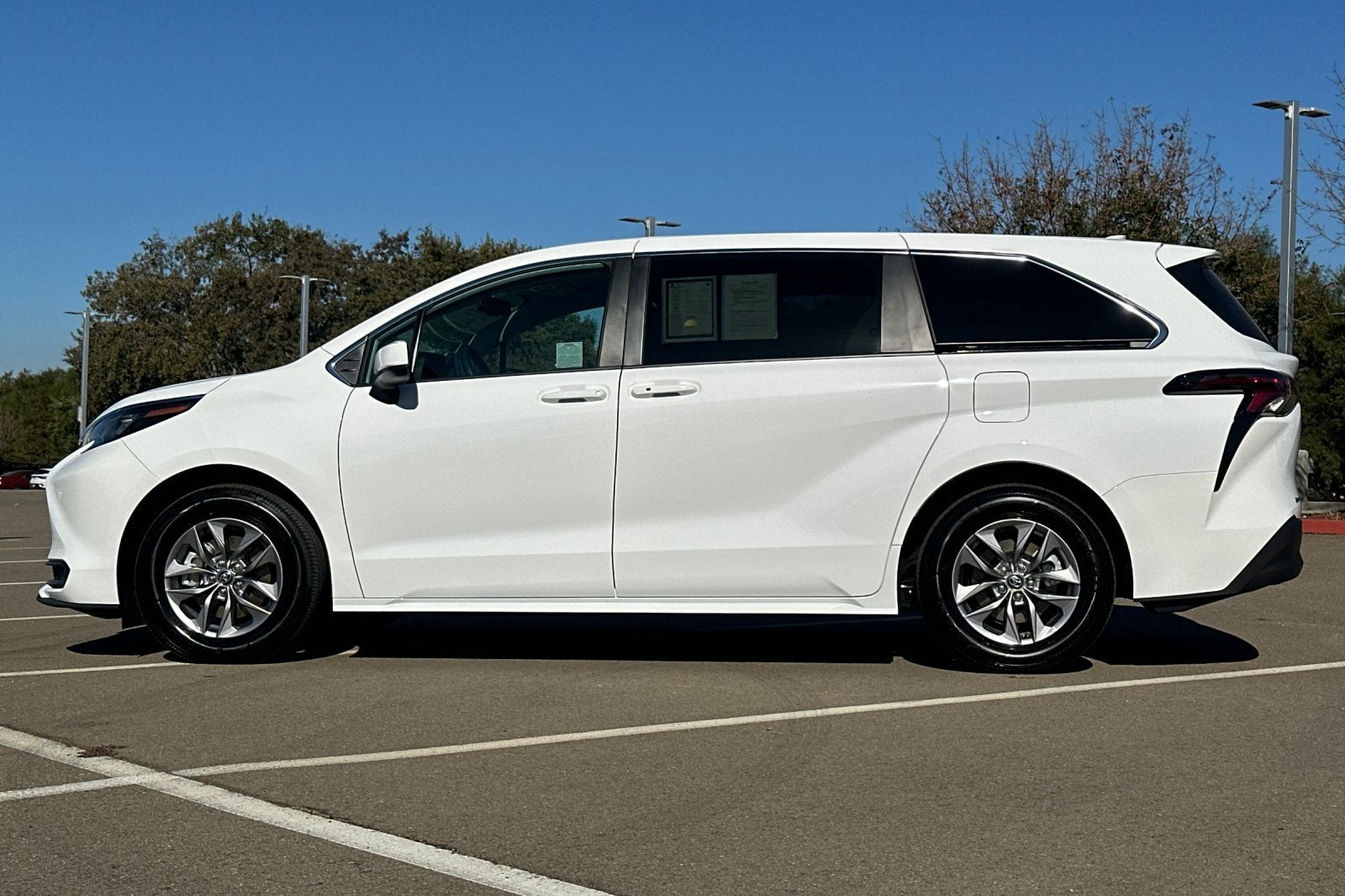 2026 Toyota Sienna LE 8 Passenger