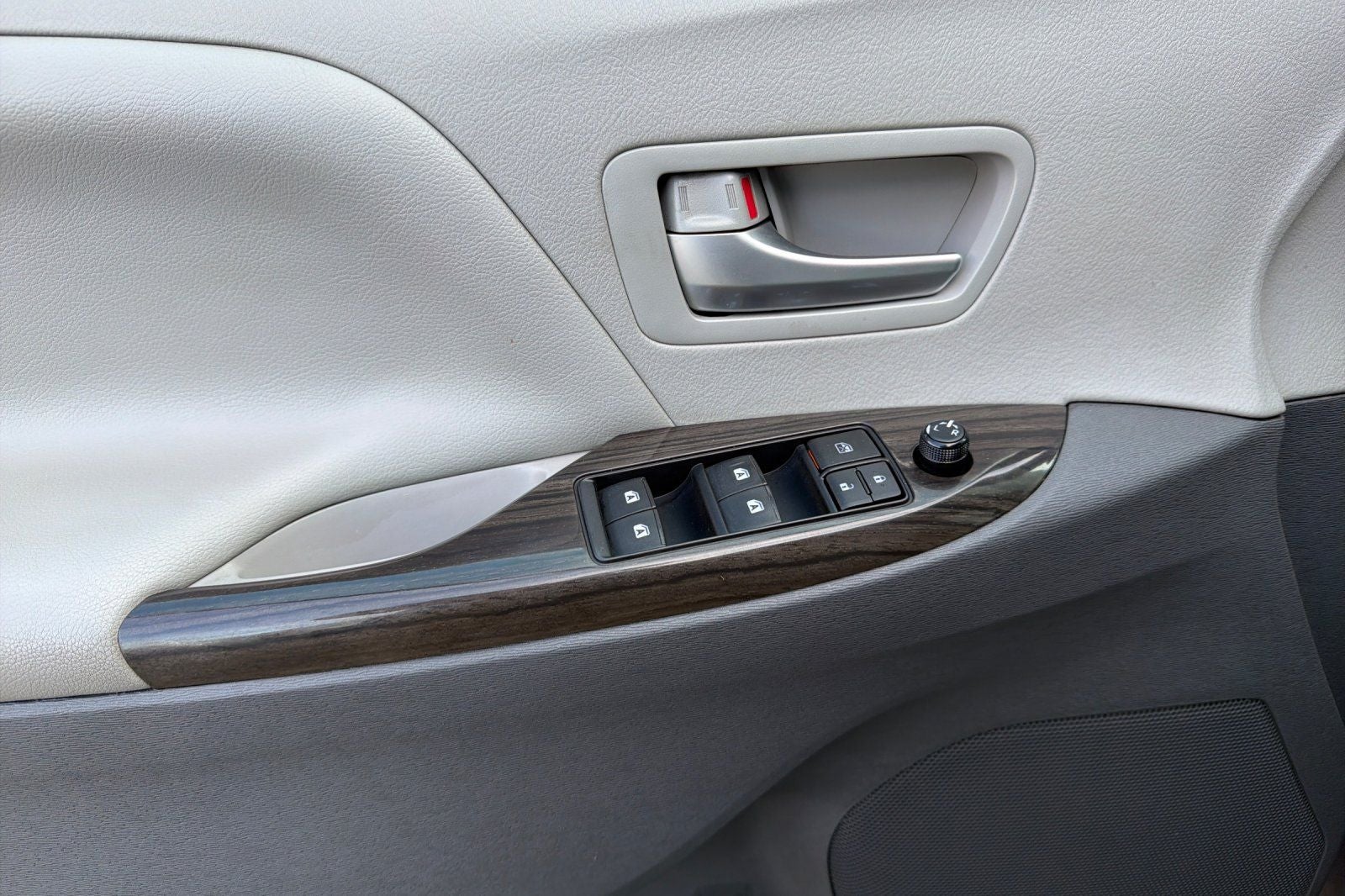 2016 Toyota Sienna XLE 8 Passenger