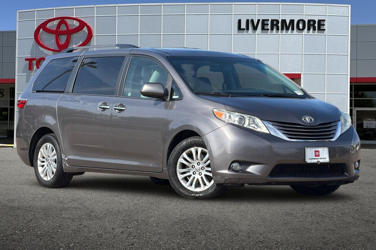 2016 Toyota Sienna XLE 8 Passenger