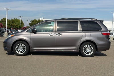 2016 Toyota Sienna XLE 8 Passenger