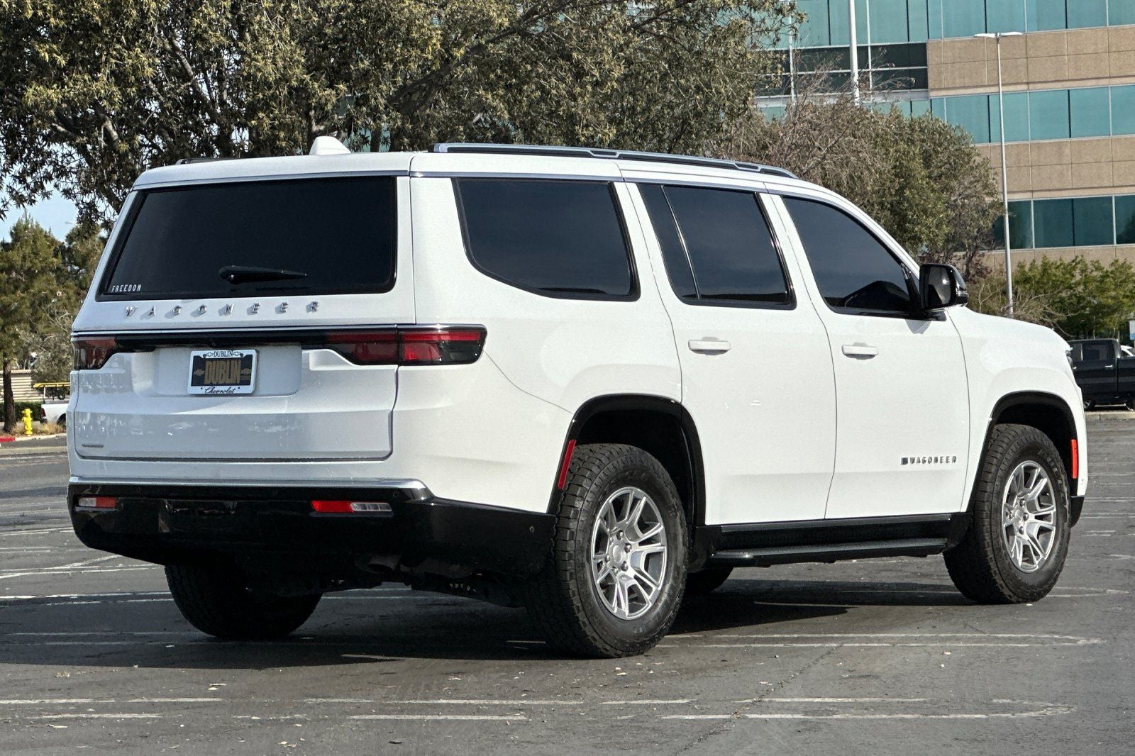 2023 Jeep Wagoneer Base