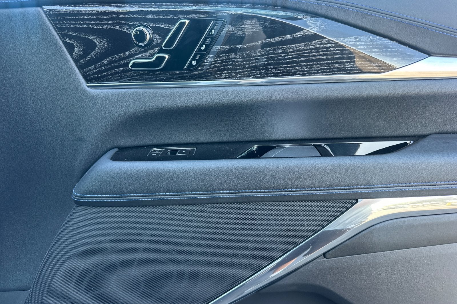 2025 Cadillac ESCALADE IQ Sport 1