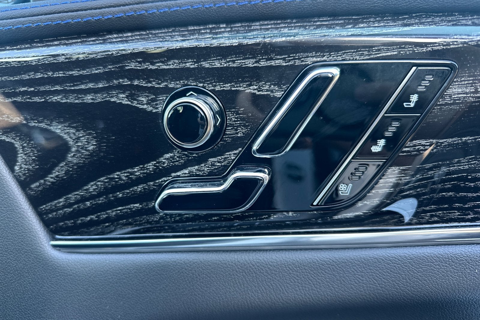 2025 Cadillac ESCALADE IQ Sport 1