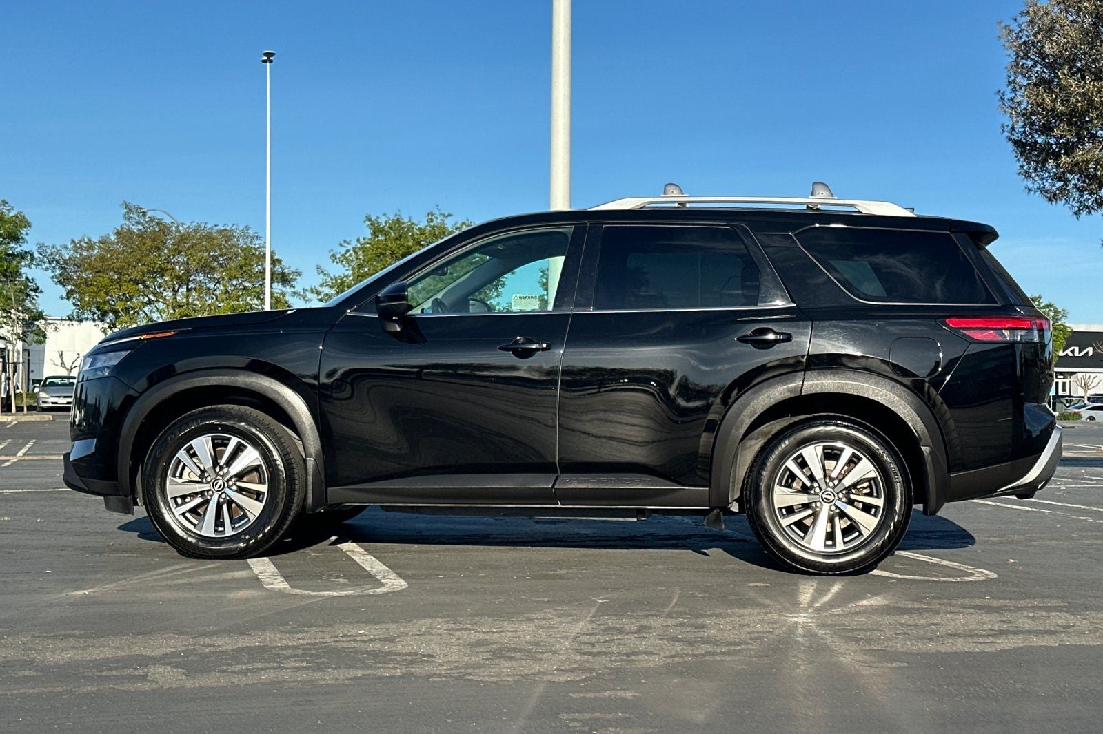 2022 Nissan Pathfinder SL