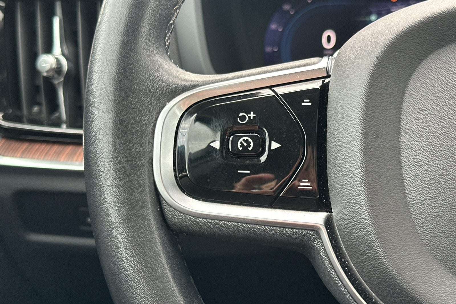 2024 Volvo S60 B5 Plus Dark Theme