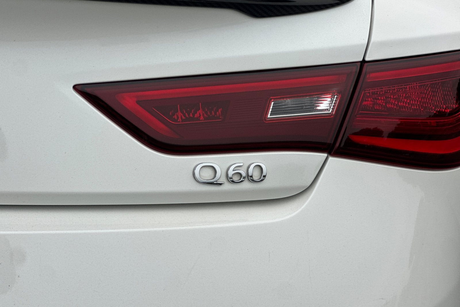 2022 INFINITI Q60 LUXE