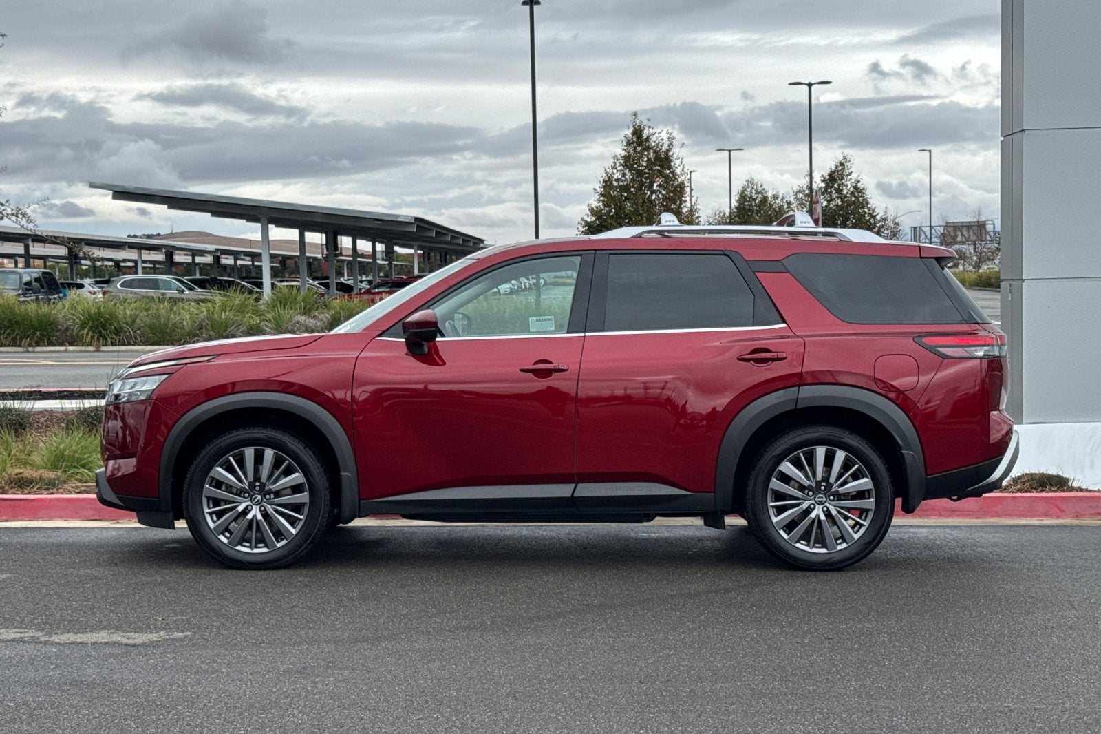 2023 Nissan Pathfinder SL