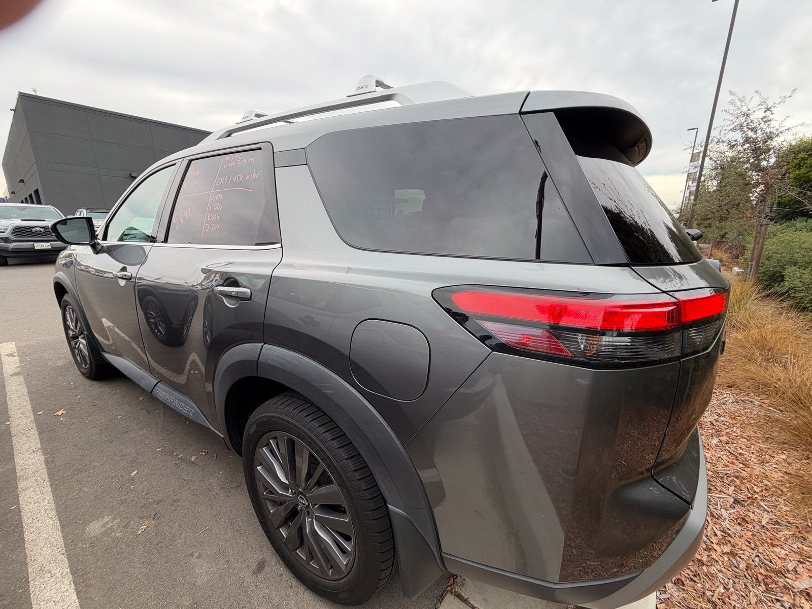 2023 Nissan Pathfinder SL